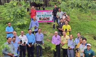 रोटरी क्लब हमीरपुर ने बृध्द आश्रम मुठान मे पौधरोपण किया*