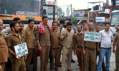 हमीरपुर में ग्रेड पे में सुधार  को लेकर एचआरटीसी कंडक्टर यूनियन ने  बस स्टैंड में  गेट मीटिंग की व जमकर नारेबाजी की । 