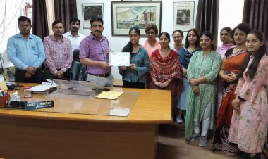 केंद्रीय विद्यालय हमीरपुर की जमा दो की छात्रा कुमारी शिया को सर्टिफिकेट देकर किया सम्मानित।