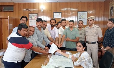 जल शक्ति विभाग में बतौर जल रक्षक सेवाएं दे रहे कर्मियों ने मांगों को लेकर आवाज बुलंद कर दी है