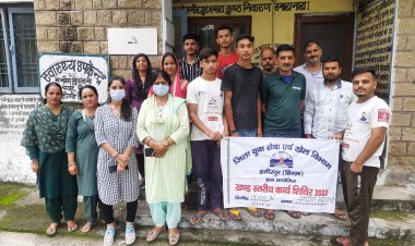 खण्ड स्तरीय कार्य शिविर कैम्प के तहत स्वास्थ्य केंद की साफ-सफाई की युवाओं ने।