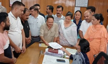 ईडी मामले में राष्ट्रीय अध्यक्ष सोनिया गांधी और राहुल गांधी पर हो रही कार्रवाई के विरोध में  जिला कांग्रेस कमेटी के पदाधिकारियों ने धरना प्रदर्शन किया।