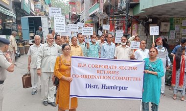 बोर्डो और निगमों के सेवानिवृत्त कर्मचारियों ने पेंशन की मांग को लेकर हमीरपुर में गांधी चौक पर किया धरना प्रदर्शन