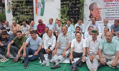 जिला कांग्रेस कमेटी हमीरपुर के जिलाध्यक्ष राजेंद्र जार की अगुवाई में  ईडी के मामले में विरोध  प्रदर्शन