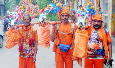 नादौन उपमंडल की मनसाई पंचायत के कावंड़िये सावन माह के दौरान 15 दिन की कावंड यात्रा से धनेटा बाजार पहुंचते हुए