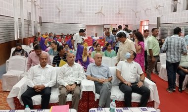 बचत भवन में आयोजित बिजली महोत्सव कार्यक्रम का शुभारंभ विधायक नरेंद्र ठाकुर ने दीप प्रज्वलित कर किया