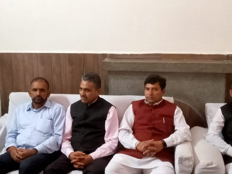 प्रदेश कांग्रेस के प्रवक्ता प्रेम कौशल ने सीएम जयराम ठाकुर पर पत्रकार वार्ता के दौरान साधा निशाना