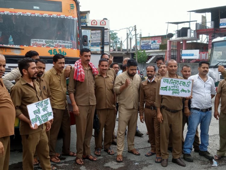 हमीरपुर में ग्रेड पे में सुधार  को लेकर एचआरटीसी कंडक्टर यूनियन ने  बस स्टैंड में  गेट मीटिंग की व जमकर नारेबाजी की । 