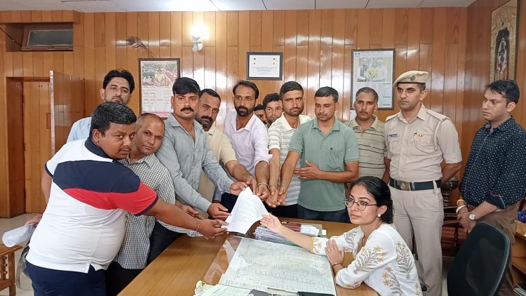 जल शक्ति विभाग में बतौर जल रक्षक सेवाएं दे रहे कर्मियों ने मांगों को लेकर आवाज बुलंद कर दी है