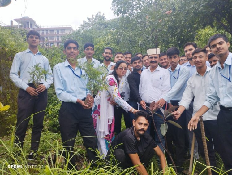 ज्योत्सना आईटीआई लोहारीं के प्रशिक्षुओं ने किया पौधारोपण