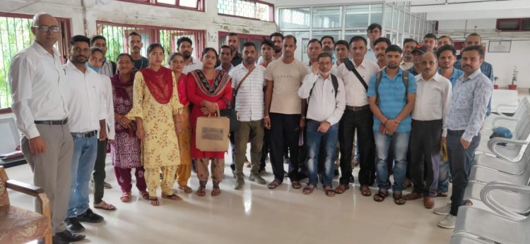 जिला हमीरपुर का लोक मित्र संचालक का  एक प्रतिनिधिमंडल बुधवार को उपायुक्त कार्यालय हमीरपुर में पहुंचा।