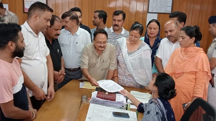 ईडी मामले में राष्ट्रीय अध्यक्ष सोनिया गांधी और राहुल गांधी पर हो रही कार्रवाई के विरोध में  जिला कांग्रेस कमेटी के पदाधिकारियों ने धरना प्रदर्शन किया।