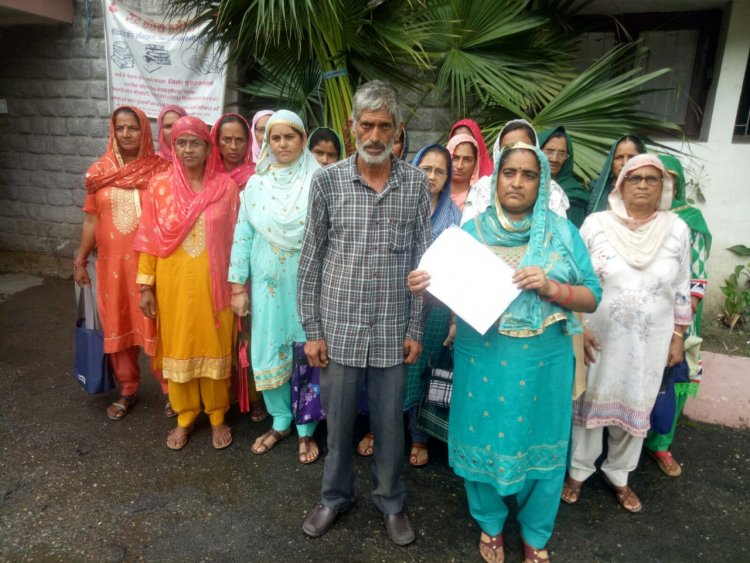 हमीरपुर जिला के मझोट गांव की बेटी बीते सोलह दिनों से ससुराल से लापता मायका पक्ष ने एसपी कार्यालय में बेटी को तलाश करने की गुहार लगाई
