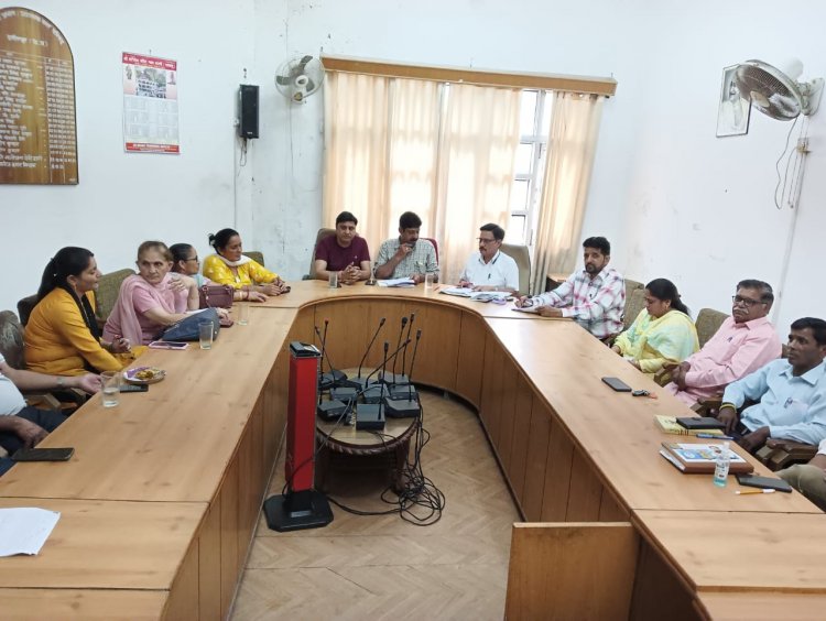 हमीरपुर शहर में बाल स्कूल मैदान के साथ लगते टीन शैडनुमा दुकानों को अब दोमंजिला बनाया जाएगा।