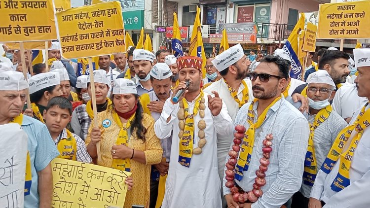 आम आदमी पार्टी कार्यकर्ताओं का महंगाई के विरोध में प्रदर्शन, उपायुक्त हमीरपुर को सौंपा ज्ञापन।