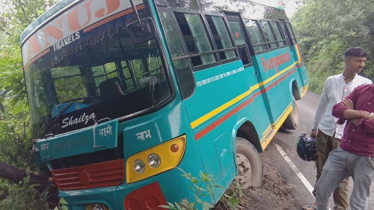 बस्सी  में निजी बस लुढ़की बाल बाल बची सवारियां