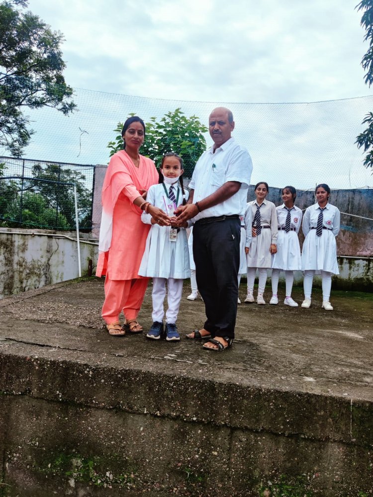 साईं विजन वरिष्ठ माध्यमिक पाठशाला भरेड़ी में रूहानी रिद्धि को विधिवत नवोदय स्कूल के चयन के लिए  किया सम्मानित