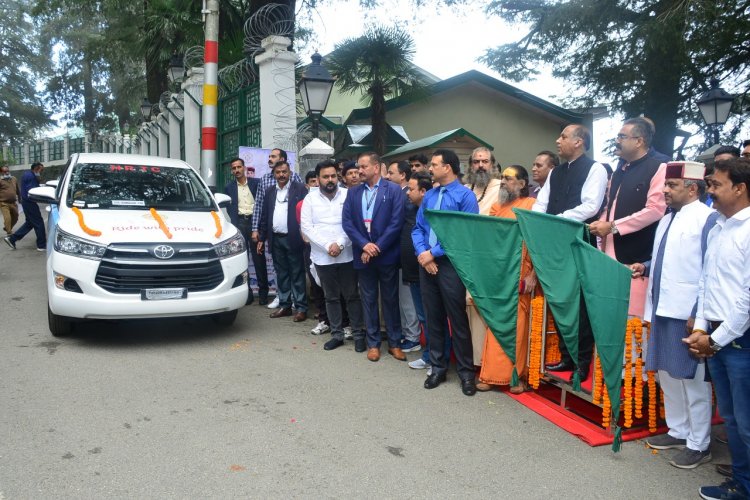 मुख्यमंत्री ने स्मार्ट सिटी के तहत राइड विद प्राइड सेवा के लिए 2.91 करोड़ रुपए की 18 टैक्सियां लोगों को समर्पित की