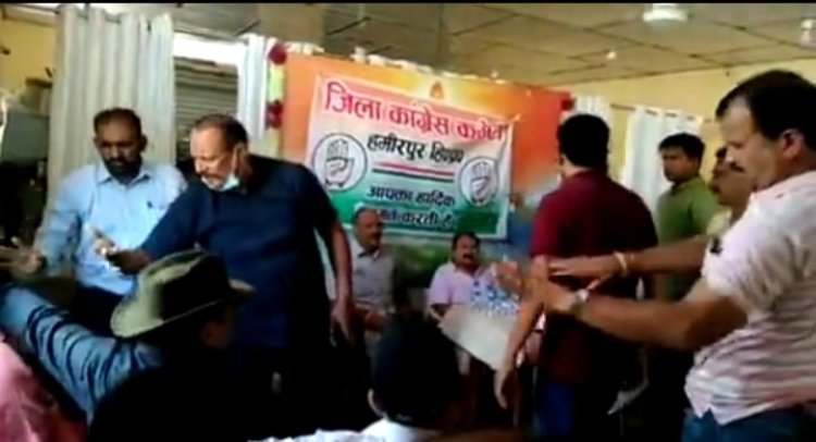 हमीरपुर कांग्रेस की बैठक में विधायक और कांग्रेस पदाधिकारी के बीच बहस बाजी, समर्थकों में नौबत हाथापाई तक पहुंची