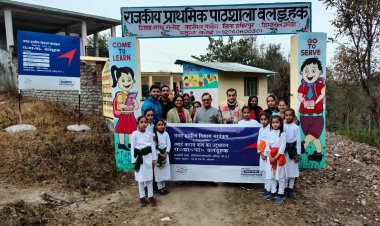 बलडूहक में एक स्मार्ट क्लासरूम , पुस्तकालय व स्कूल नवीकरण का किया कार्य