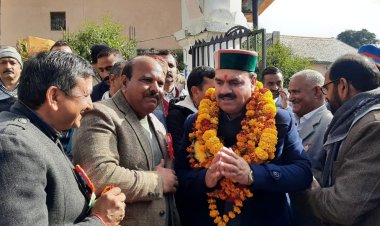 इंद्र दत्त लखनपाल ने धबीरी स्कूल के मेधावी विद्यार्थियों को बांटे पुरस्कार