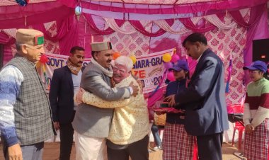 विधायक इंद्र दत्त लखनपाल ने राजकीय वरिष्ठ माध्यमिक पाठशाला ग्यारहग्रां में विद्यार्थियों को बांटे पुरस्कार