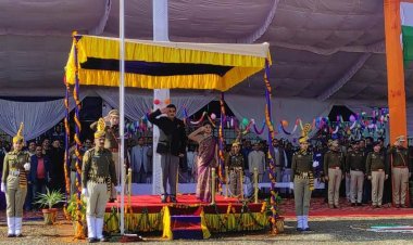 हमीरपुर में संजय अवस्थी ने फहराया तिरंगा, परेड की सलामी ली