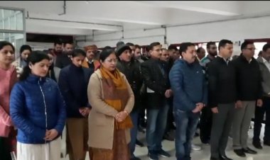 मौन रखकर महात्मा गांधी और अन्य शहीदों को दी श्रद्धांजलि