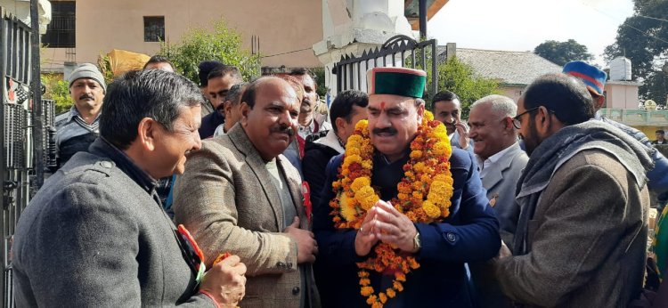 इंद्र दत्त लखनपाल ने धबीरी स्कूल के मेधावी विद्यार्थियों को बांटे पुरस्कार