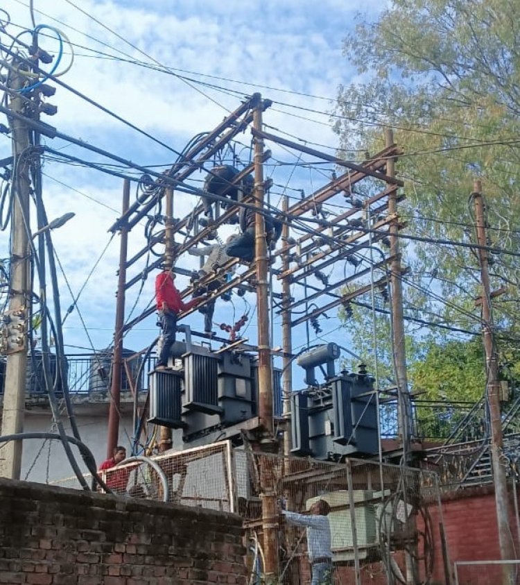 देर रात के समय जला ट्रांसफार्मर