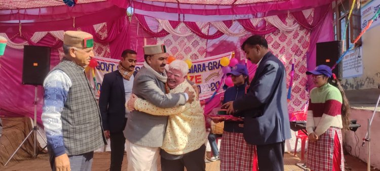 विधायक इंद्र दत्त लखनपाल ने राजकीय वरिष्ठ माध्यमिक पाठशाला ग्यारहग्रां में विद्यार्थियों को बांटे पुरस्कार