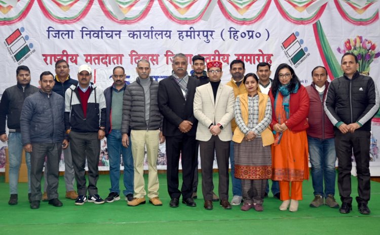 राष्ट्रीय मतदाता दिवस पर मतदाताओं को दिलाई शपथ