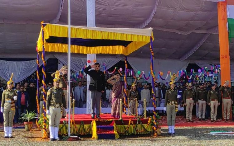 हमीरपुर में संजय अवस्थी ने फहराया तिरंगा, परेड की सलामी ली