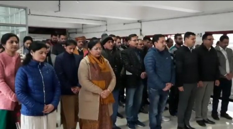 मौन रखकर महात्मा गांधी और अन्य शहीदों को दी श्रद्धांजलि