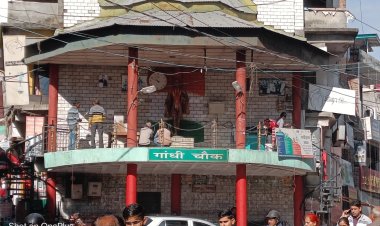 मुख्यमंत्री के दौरे को लेकर गांधी चौक को चकाचक करने में जुटे नगर परिषद के कर्मचारी हमीरपुर