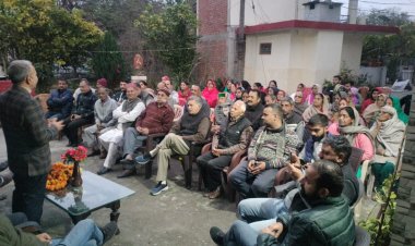 व्यस्त कार्यक्रमों के बाद देर शाम घनाल गांव पहुंचकर सुनील शर्मा बिट्टू ने सुनी जन समस्याएं