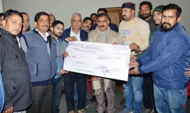 सहकारी सभाओं के कर्मचारियों ने मुख्यमंत्री को सौंपा 1,01,101 रुपये का चेक
