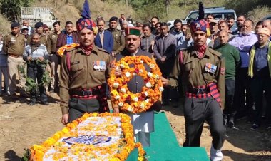 इंद्र दत्त लखनपाल ने दुर्घटना के शिकार सैनिक के परिजनों को सौंपे 5 लाख के चेक