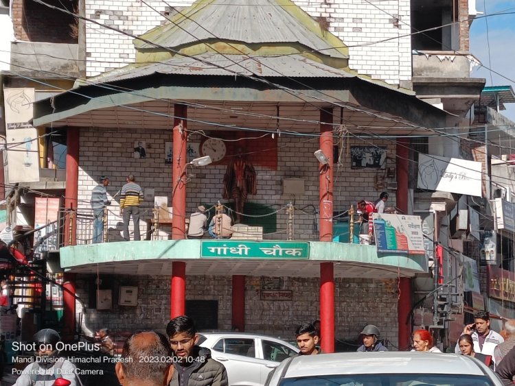 मुख्यमंत्री के दौरे को लेकर गांधी चौक को चकाचक करने में जुटे नगर परिषद के कर्मचारी हमीरपुर