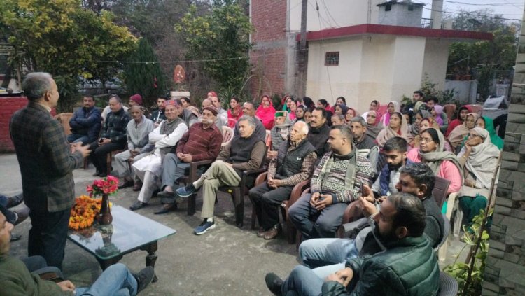 व्यस्त कार्यक्रमों के बाद देर शाम घनाल गांव पहुंचकर सुनील शर्मा बिट्टू ने सुनी जन समस्याएं