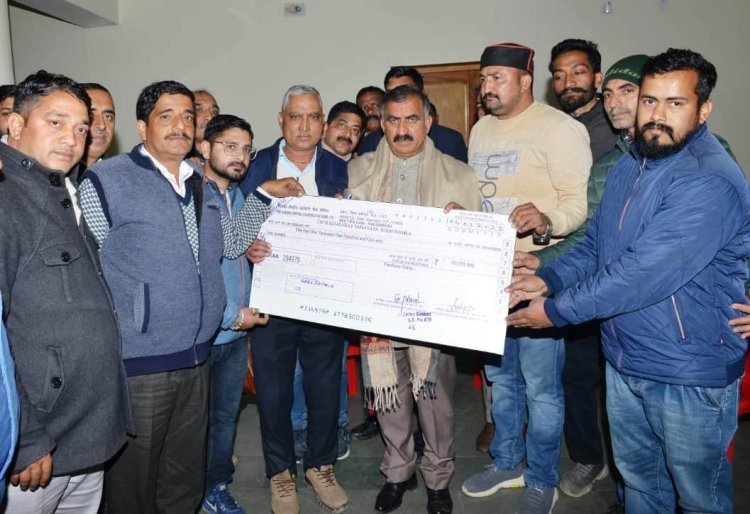 सहकारी सभाओं के कर्मचारियों ने मुख्यमंत्री को सौंपा 1,01,101 रुपये का चेक