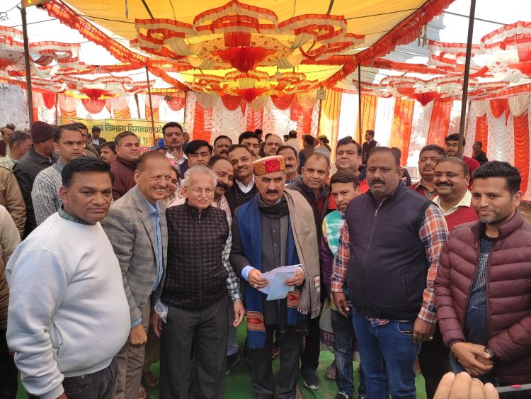 मुख्यमंत्री ने नादौन और हमीरपुर विधानसभा क्षेत्र की विकासात्मक परियोजनाओं की समीक्षा की