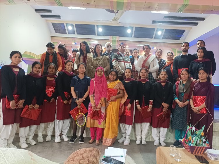 प्रशिक्षु अध्यापकों को दी मासिक धर्म स्वच्छता और बच्चों के सही पोषण की जानकारी