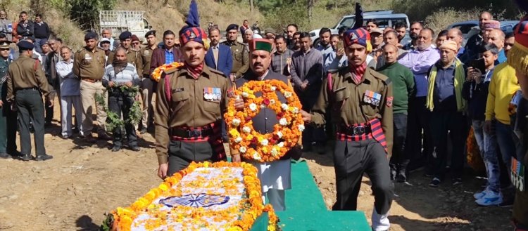 इंद्र दत्त लखनपाल ने दुर्घटना के शिकार सैनिक के परिजनों को सौंपे 5 लाख के चेक