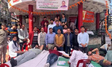 शहीदी दिवस के उपलक्ष्य पर गाँधी चौक हमीरपुर में हुआ रक्तदान शिविर का आयोजन ।