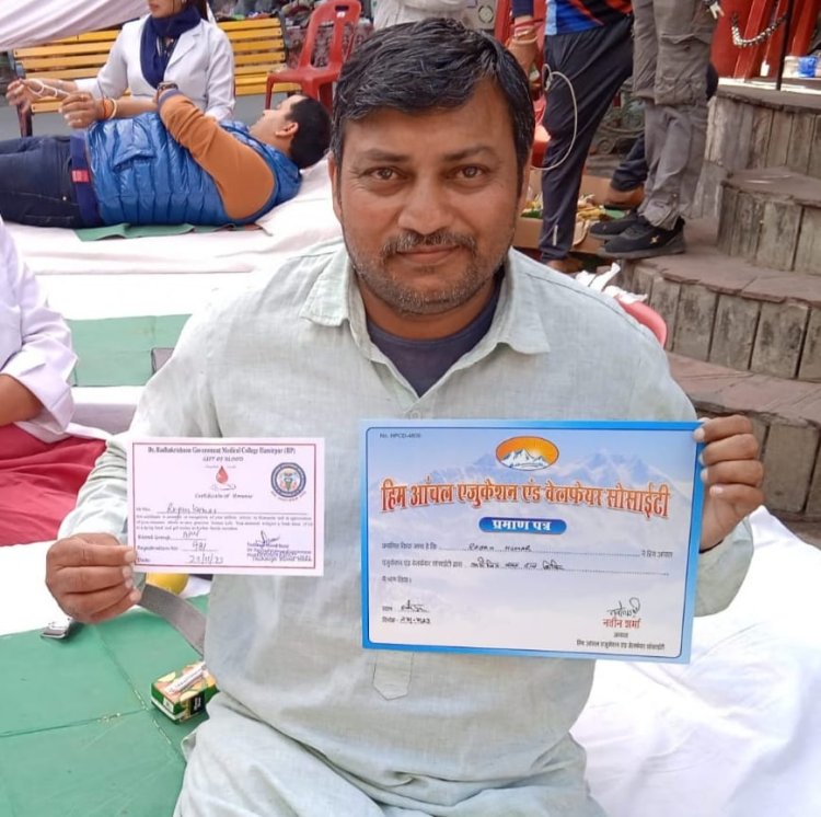 हमीरपुर के 100 प्रतिशत दिव्यांग राजन ने चौथी बार किया रक्तदान।