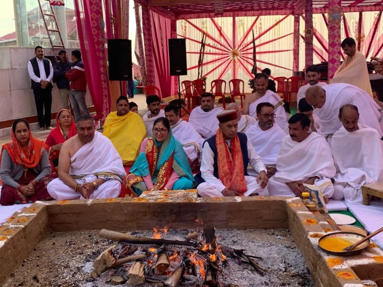 महाष्टमी के पावन अवसर पर पूर्व मुख्यमंत्री ने लिया कुल देवी माता अवाहदेवी का आशीर्वाद