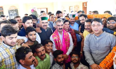 गृह क्षेत्र पहुंचने पर मुख्यमंत्री का भव्य स्वागत