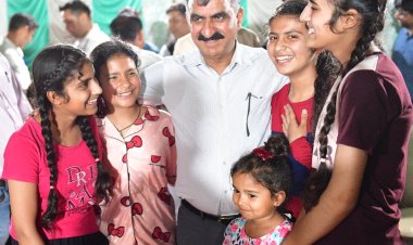 नादौन प्रवास में बच्चों के साथ नजर आया मुख्यमंत्री का विशेष लगाव,  ‘सुक्खू सर’ से मिलने दूर गांव से पहुंचे बच्चे