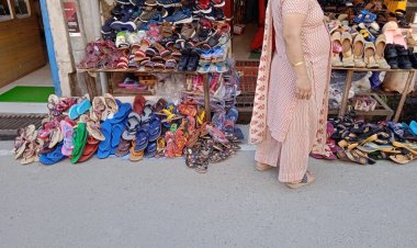 नगर परिषद की अनदेखी से शहर के फुटपाथों पर बढ़ने लगा अतिक्रमण मुख्य बाजार में जगह-जगह दुकानदार अपनी दुकानों का सामान फुटपाथ पर रख रहे